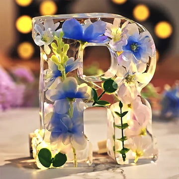 LumiFlair Nachtlampje met Initiaal en Bloemen | Gepersonaliseerd Licht in Hars met Zachte LED-verlichting