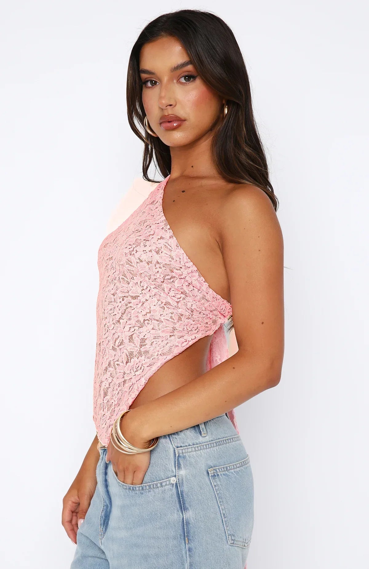 Model draagt kanten top one shoulder off shoulder top met een schouder knoop detail op de rug top met knoopsluiting sexy zomer top roze
