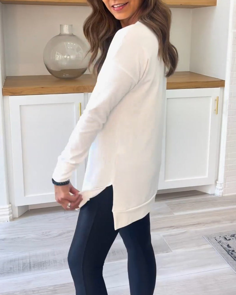 Deze veelzijdige top biedt een perfecte balans tussen stijl en comfort, ideaal voor zowel casual als meer formele gelegenheden.
