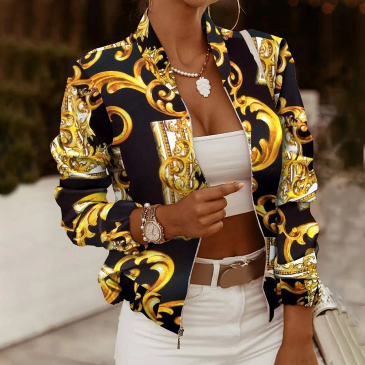 Met zijn veelzijdige stylingopties is deze jas perfect voor elke gelegenheid, van casual tot meer formele outfits.