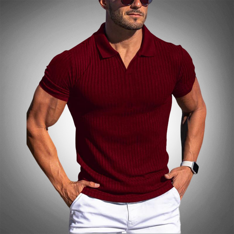 Deze polo, ontworpen voor de moderne man, biedt een perfecte mix van stijl en comfort.