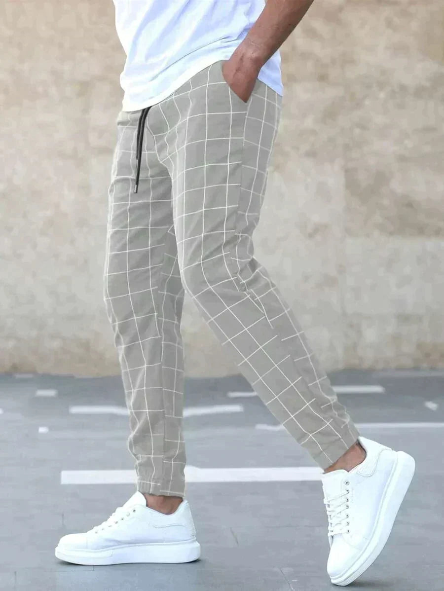 Deze pantalon combineert moeiteloos stijl en comfort, waardoor het een must-have is voor elke moderne garderobe.