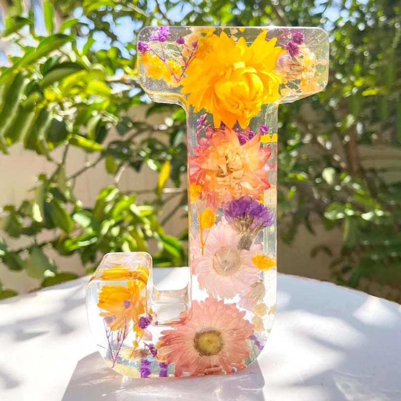 LumiFlair Nachtlampje met Initiaal en Bloemen | Gepersonaliseerd Licht in Hars met Zachte LED-verlichting