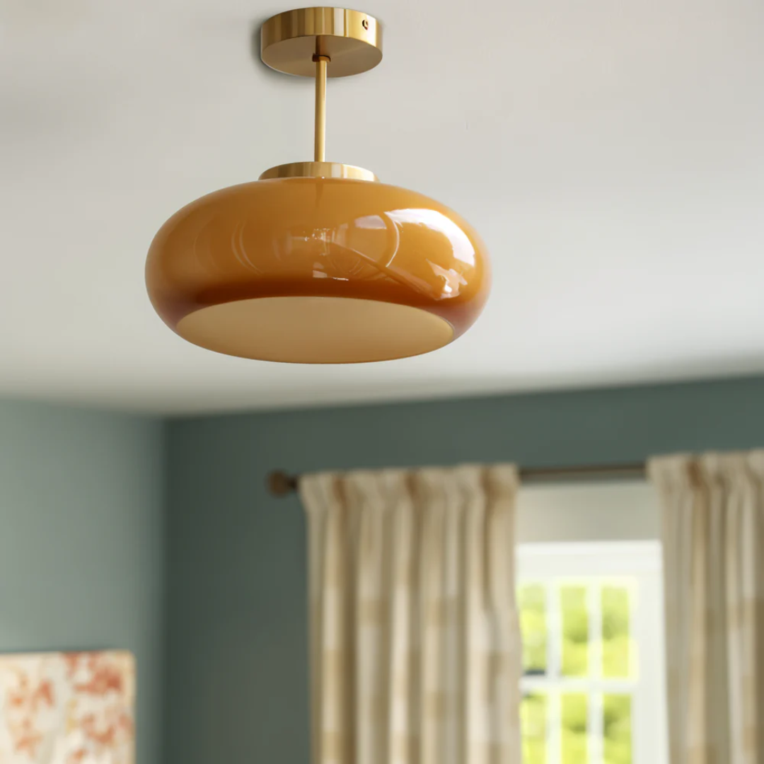 Plafondlamp van glas met ronde kap en metalen stang