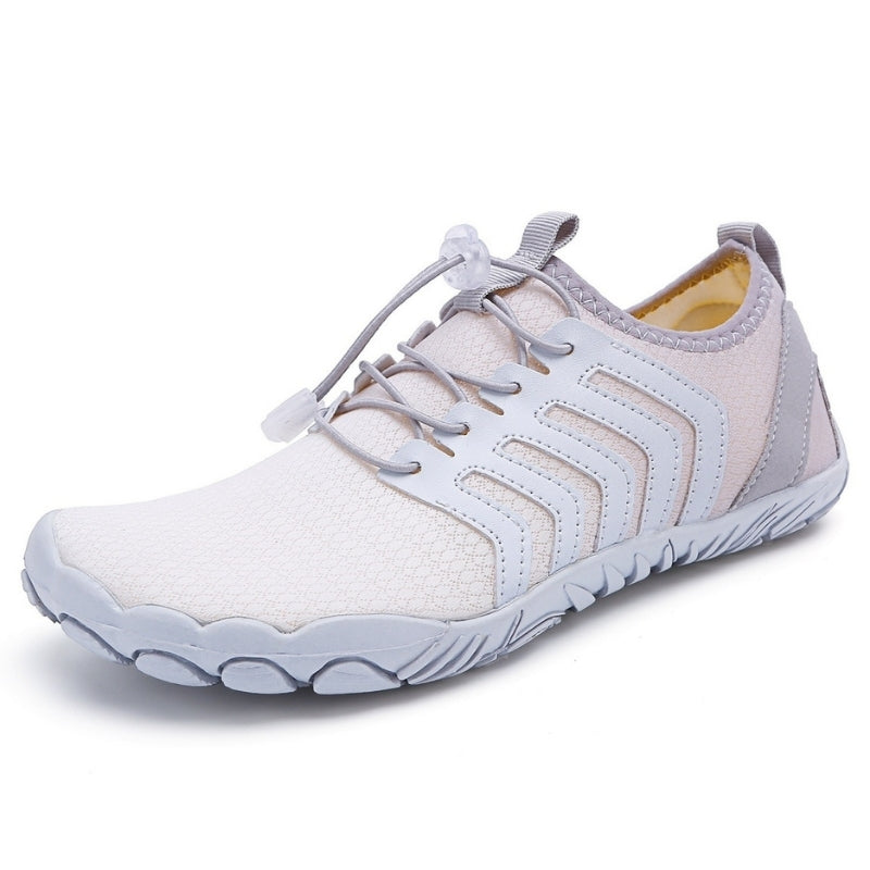Witte minimalistische hardloopschoen met grijze accenten, ademend mesh, elastische veters en antislipzool. Perfect voor sport en casual gebruik.