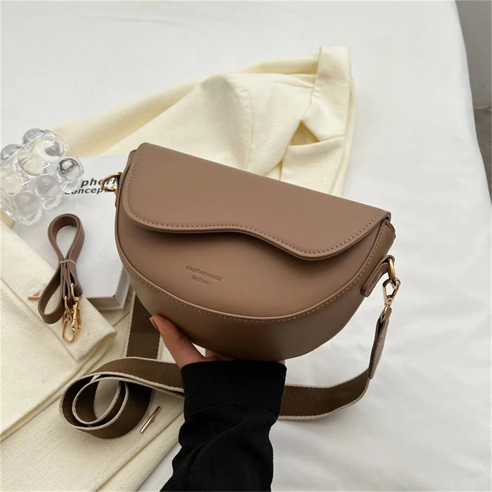 Alvya -  Schoudertas met brede riem – modern en compact