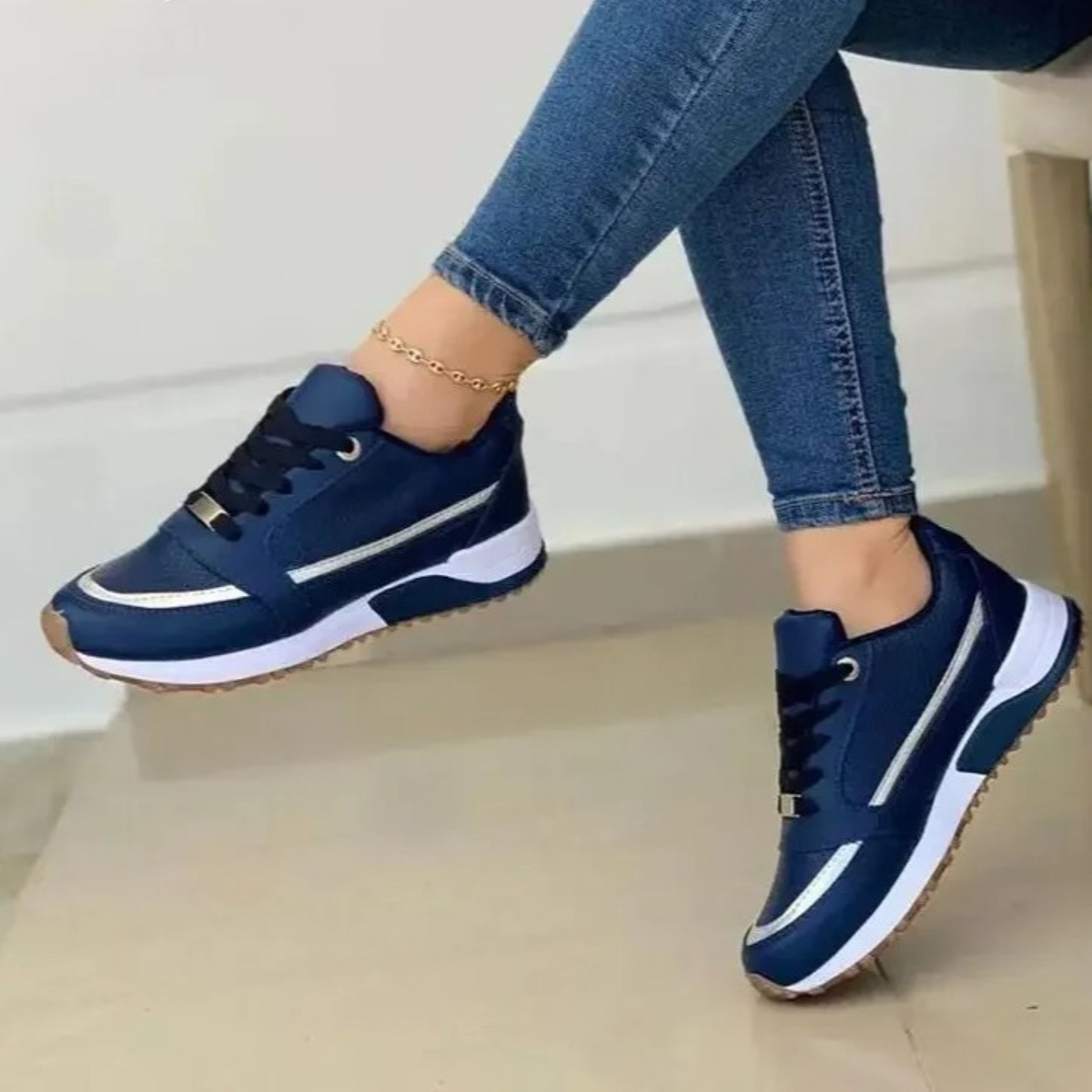 Deze sneakers combineren hoogwaardig leer met een eigentijds ontwerp, waardoor ze ideaal zijn voor dagelijks gebruik in de zomer.