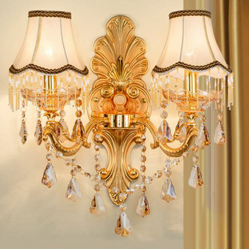 Wandlamp van metaal in traditionele stijl met kristallen hangers
