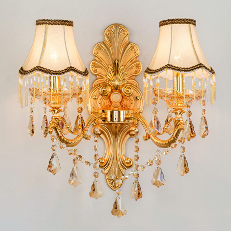 Wandlamp van metaal in traditionele stijl met kristallen hangers