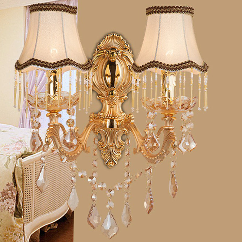 Wandlamp van metaal in traditionele stijl met kristallen hangers