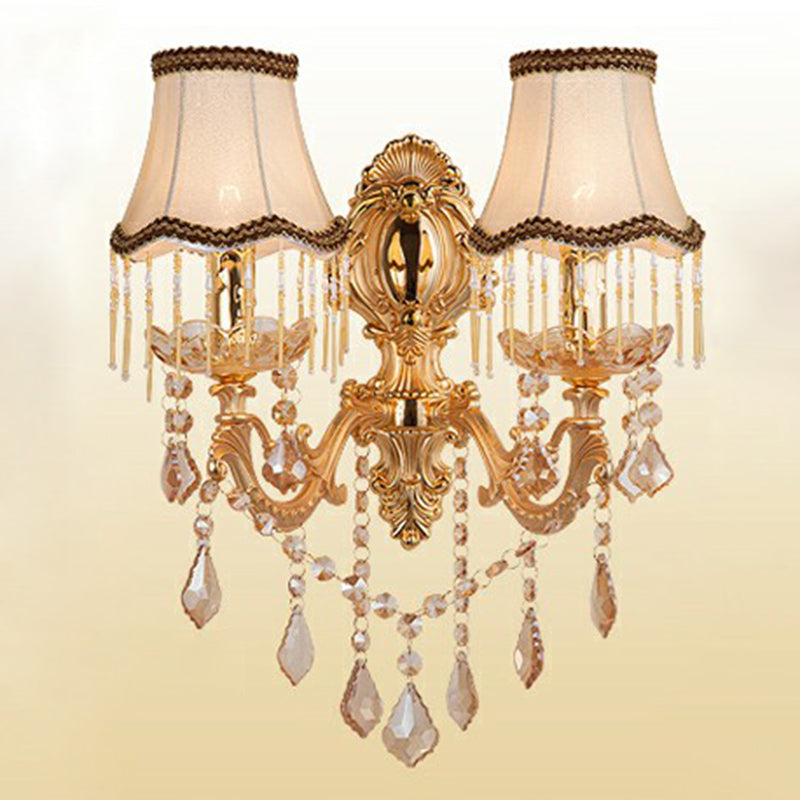 Wandlamp van metaal in traditionele stijl met kristallen hangers