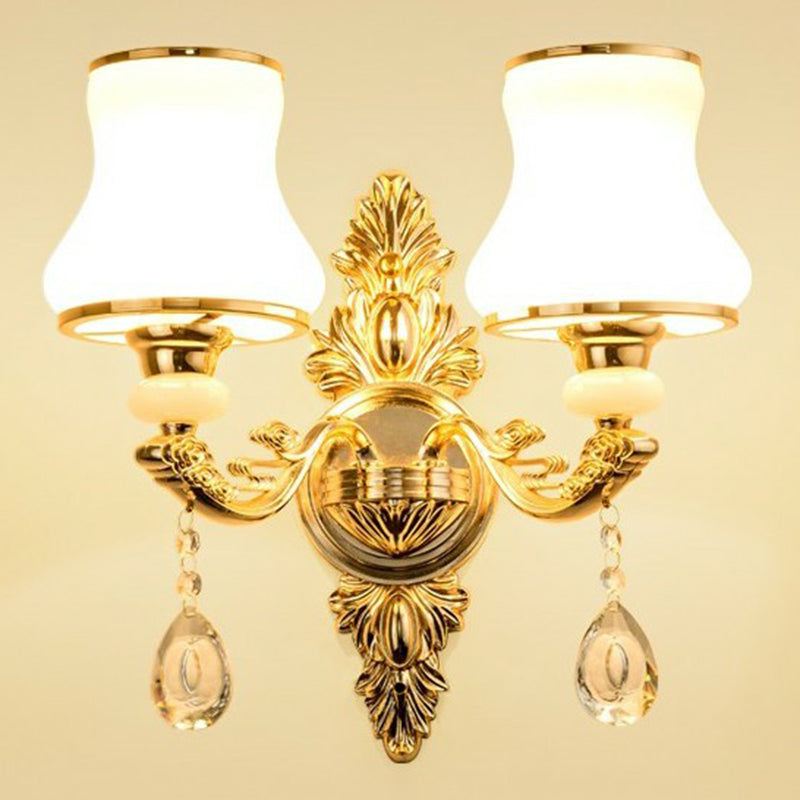 Wandlamp van metaal in traditionele stijl met kristallen hangers