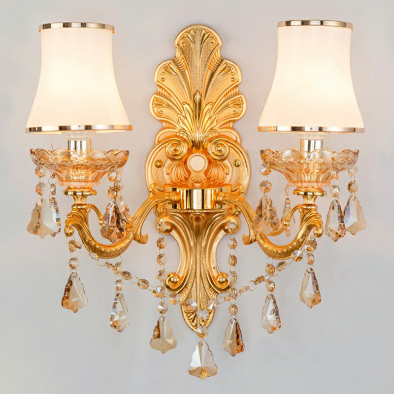 Wandlamp van metaal in traditionele stijl met kristallen hangers