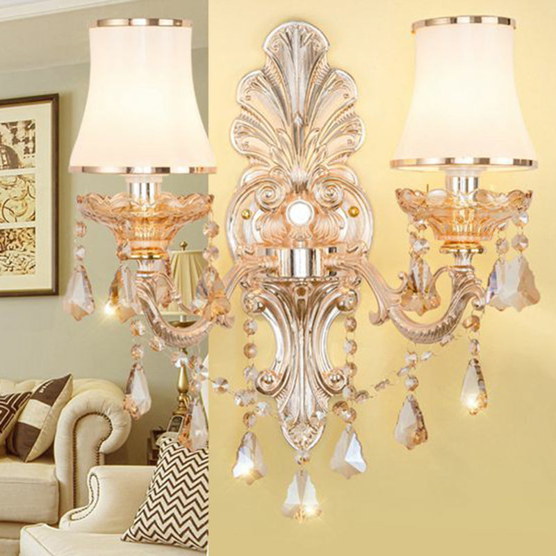 Wandlamp van metaal in traditionele stijl met kristallen hangers