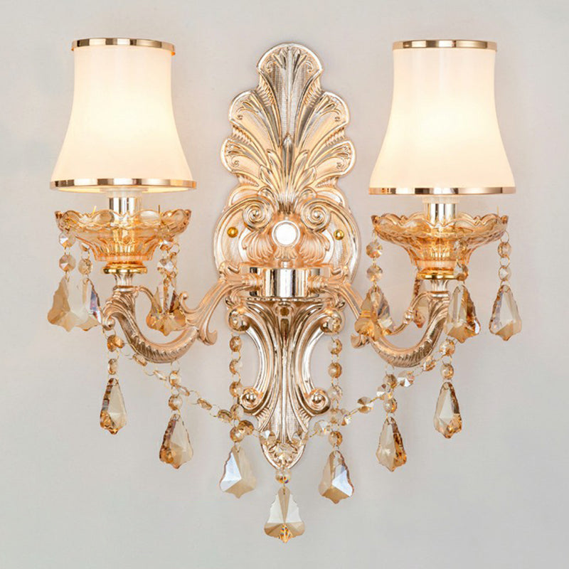 Wandlamp van metaal in traditionele stijl met kristallen hangers