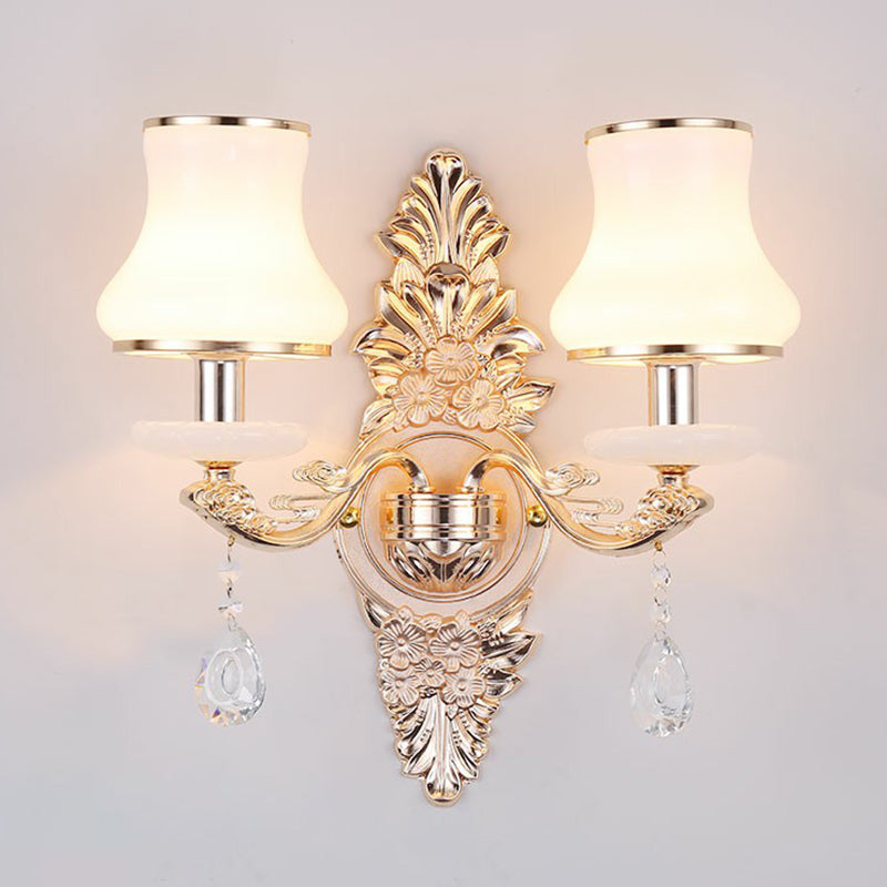 Wandlamp van metaal in traditionele stijl met kristallen hangers