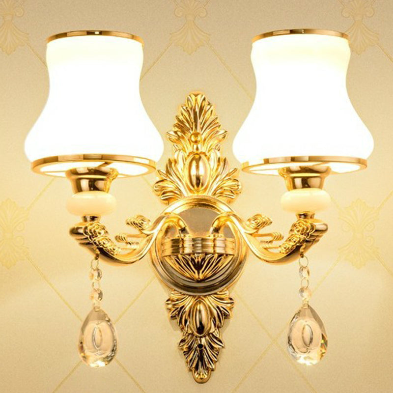 Wandlamp van metaal in traditionele stijl met kristallen hangers