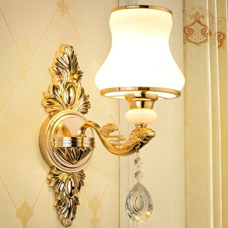 Wandlamp van metaal in traditionele stijl met kristallen hangers