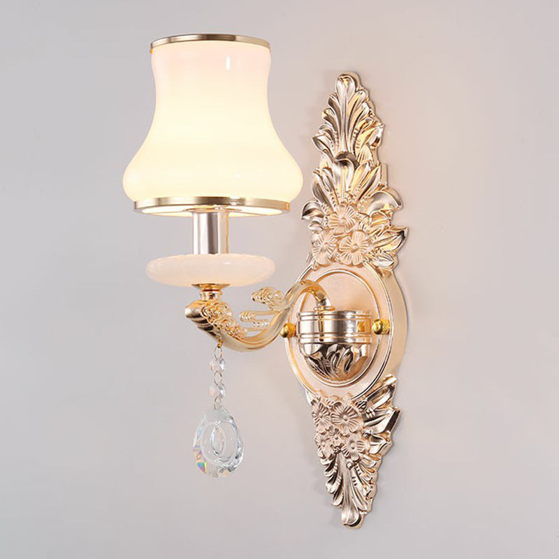 Wandlamp van metaal in traditionele stijl met kristallen hangers