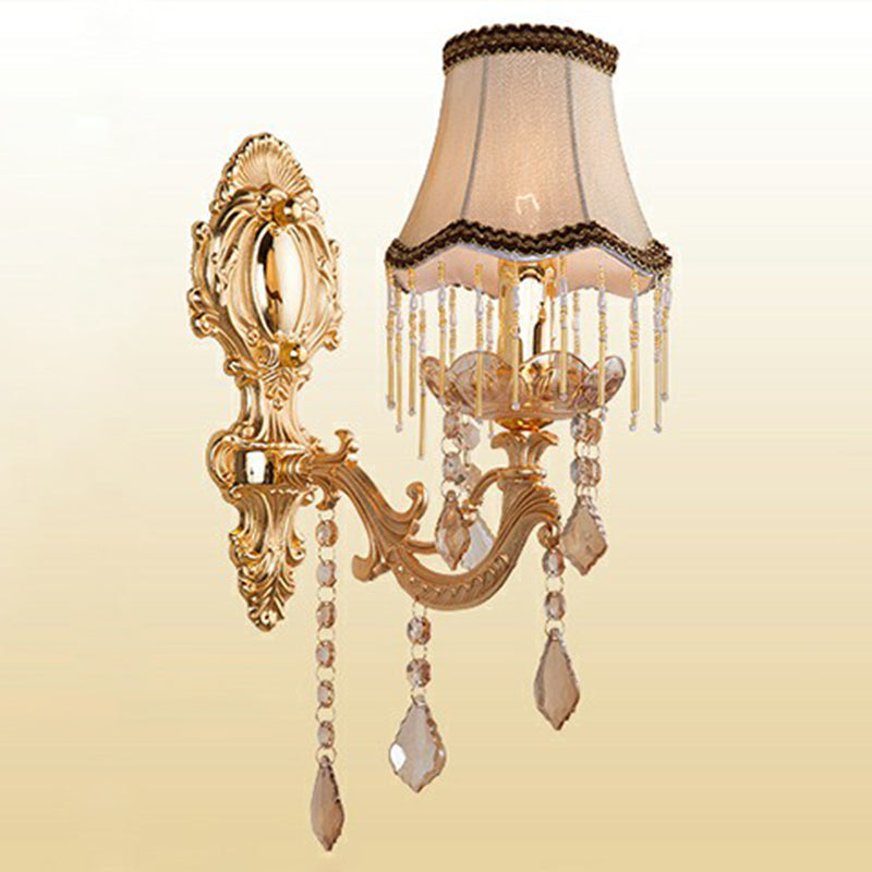 Wandlamp van metaal in traditionele stijl met kristallen hangers