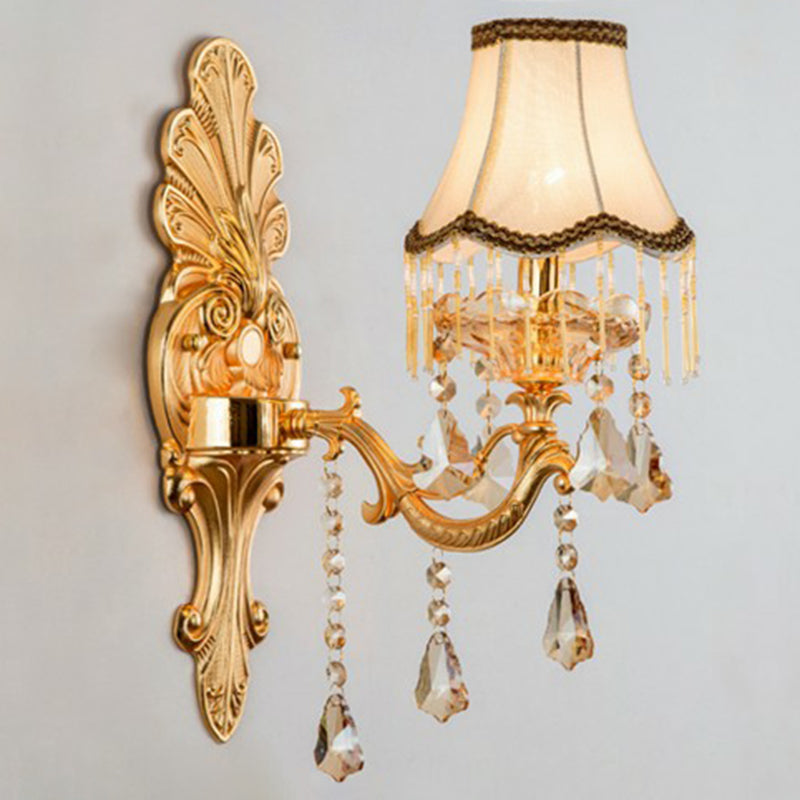 Wandlamp van metaal in traditionele stijl met kristallen hangers