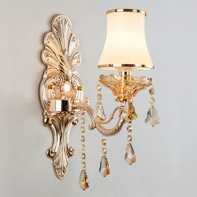 Wandlamp van metaal in traditionele stijl met kristallen hangers