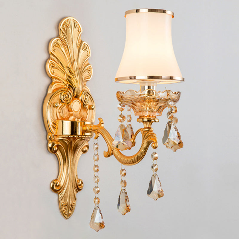 Wandlamp van metaal in traditionele stijl met kristallen hangers
