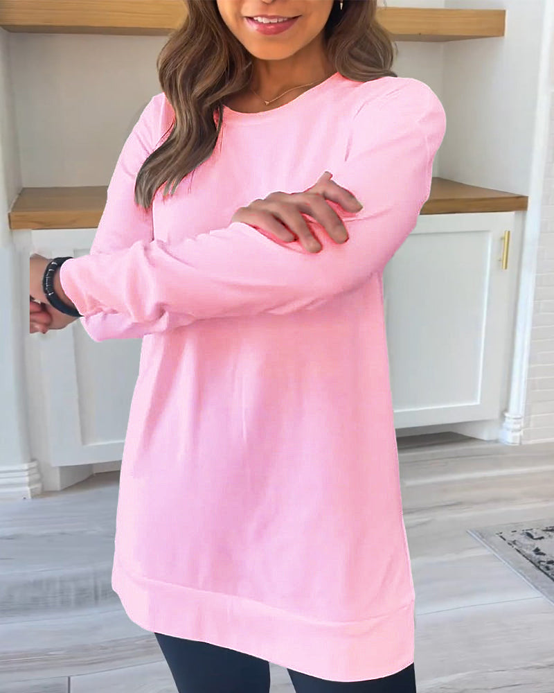 Deze veelzijdige top biedt een perfecte balans tussen stijl en comfort, ideaal voor zowel casual als meer formele gelegenheden.