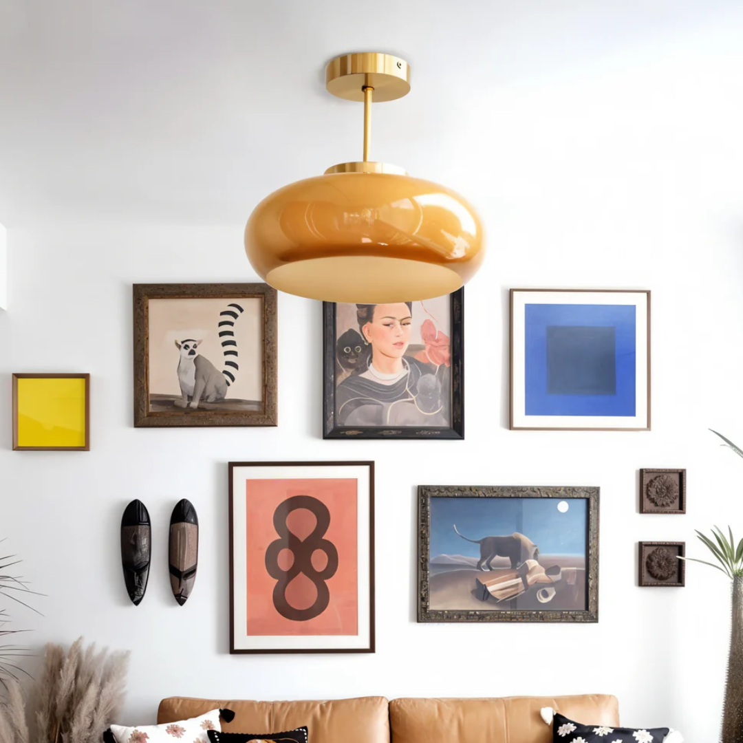 Plafondlamp van glas met ronde kap en metalen stang