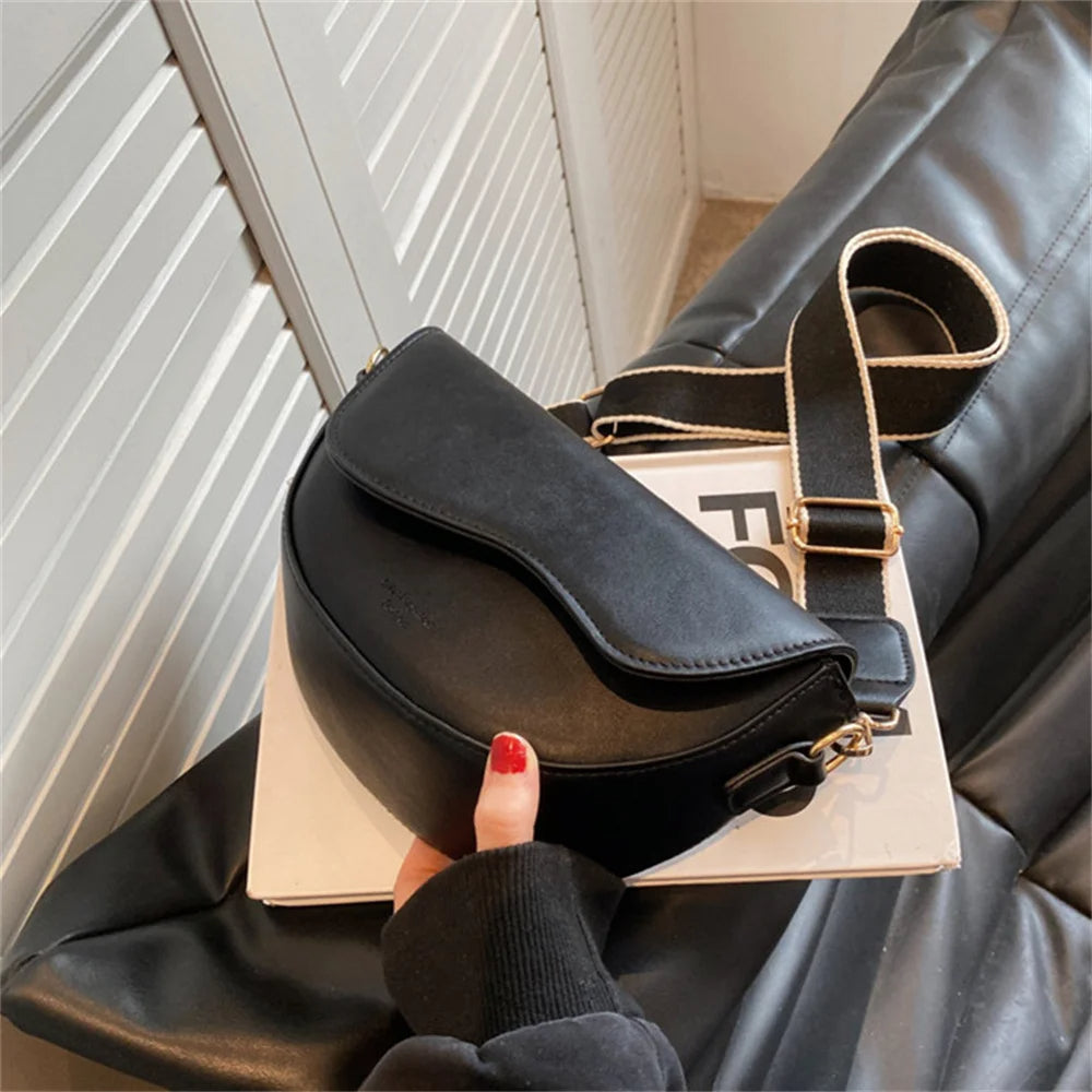Alvya -  Schoudertas met brede riem – modern en compact