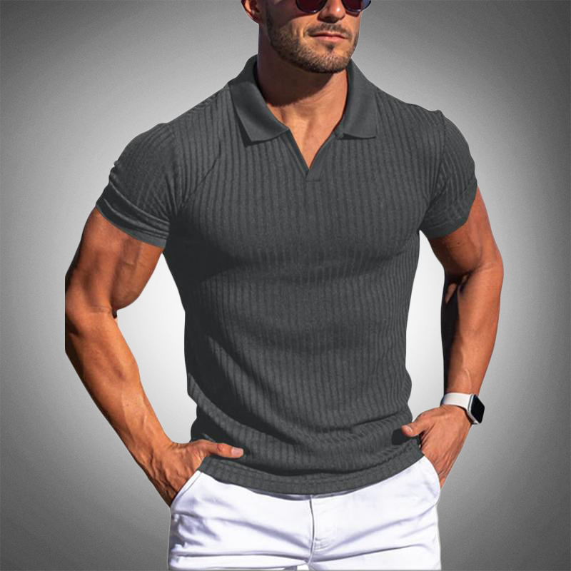 Deze polo, ontworpen voor de moderne man, biedt een perfecte mix van stijl en comfort.