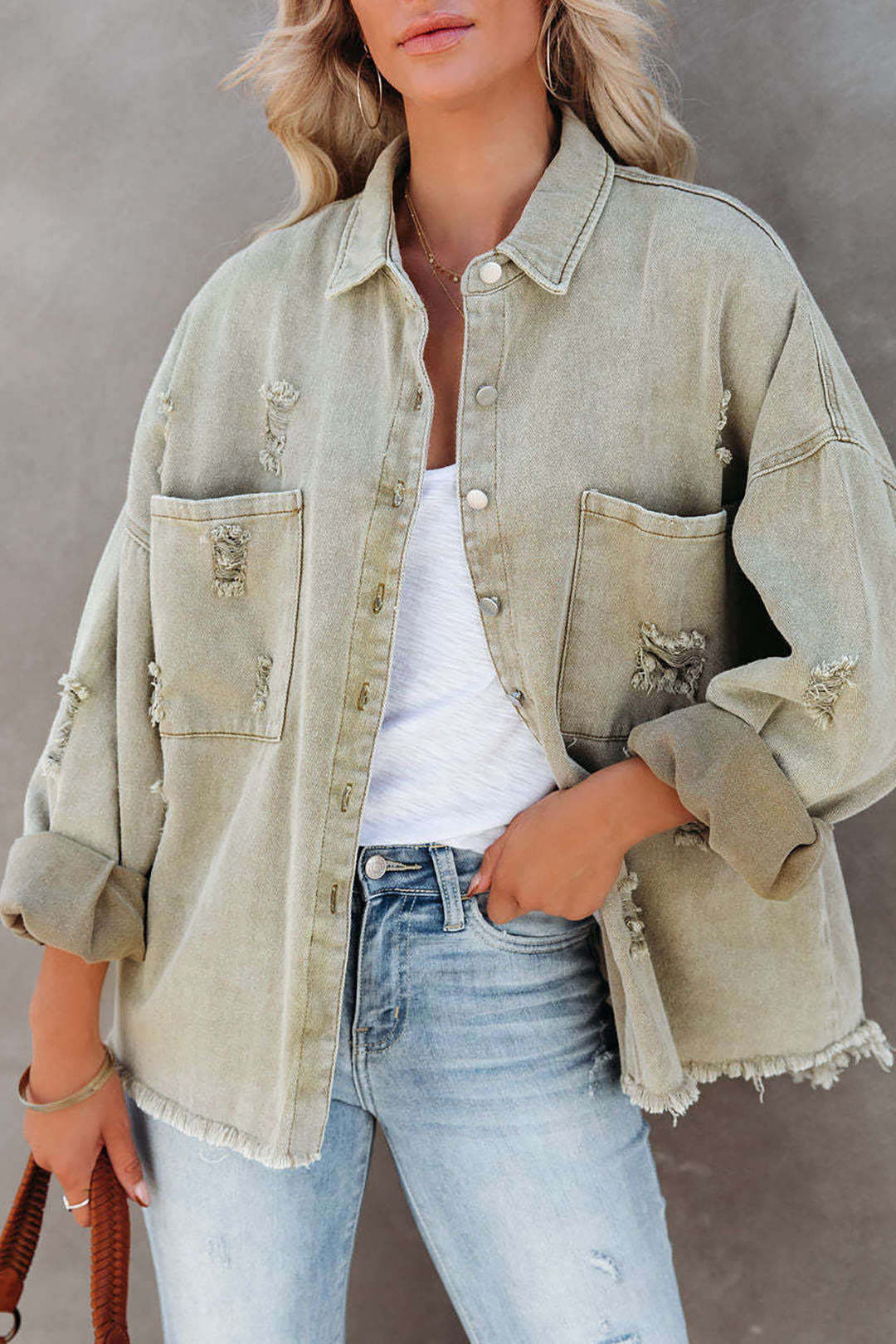Model draagt licht groen denim jas gescheurd zomerjas spijkerjas dames oversized losse jas