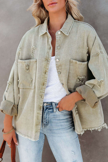Model draagt licht groen denim jas gescheurd zomerjas spijkerjas dames oversized losse jas