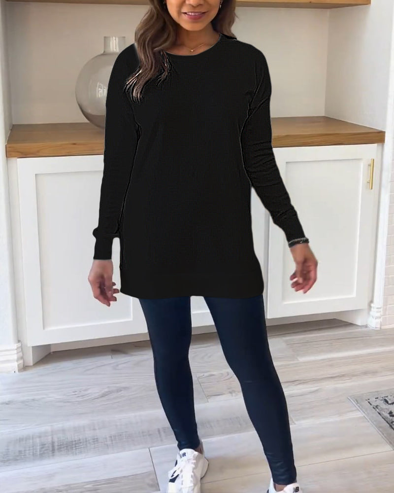 Deze veelzijdige top biedt een perfecte balans tussen stijl en comfort, ideaal voor zowel casual als meer formele gelegenheden.