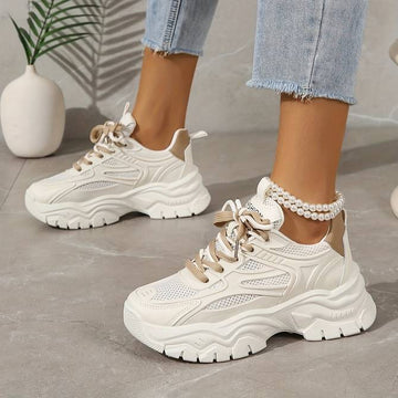 Deze sneakers combineren moeiteloos trendy design met maximaal comfort, perfect voor elke zomerse outfit.