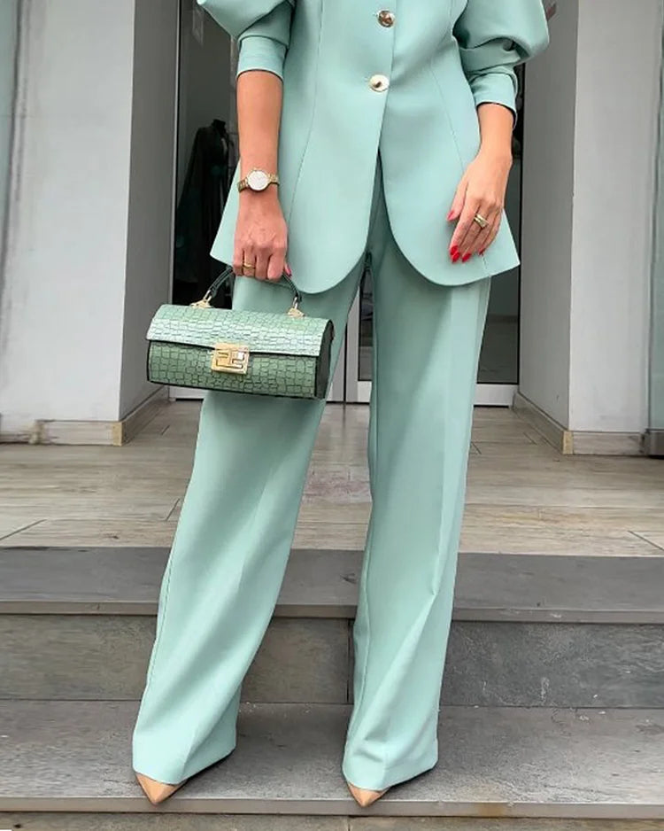 Chaveli- Comfy Trendy Tweedelige set Satijn Groen Model blazer nette broek Chique handtas Damespak