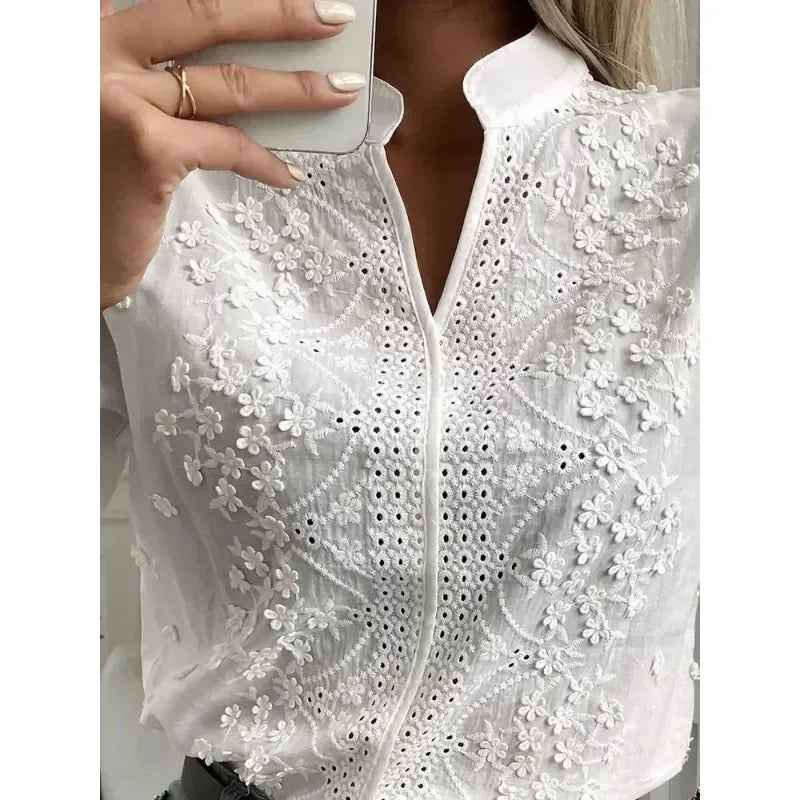 Amelune – Zomerse Witte Blouse met Borduurwerk en V-Hals
