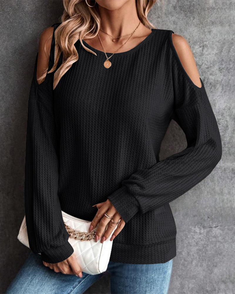 Model draagt Open Schouder T-Shirt met lange mouwen en handtas Zwart
