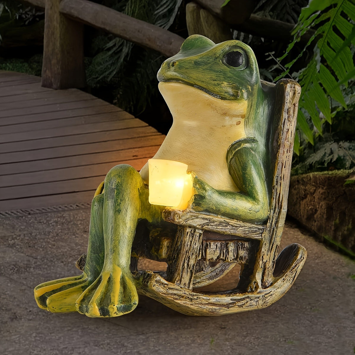 Tuinbeeld kikker in schommelstoel met solarverlichting