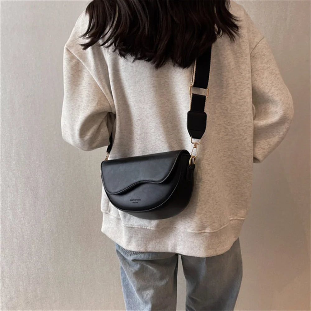 Alvya -  Schoudertas met brede riem – modern en compact