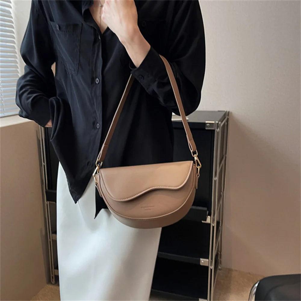 Alvya -  Schoudertas met brede riem – modern en compact