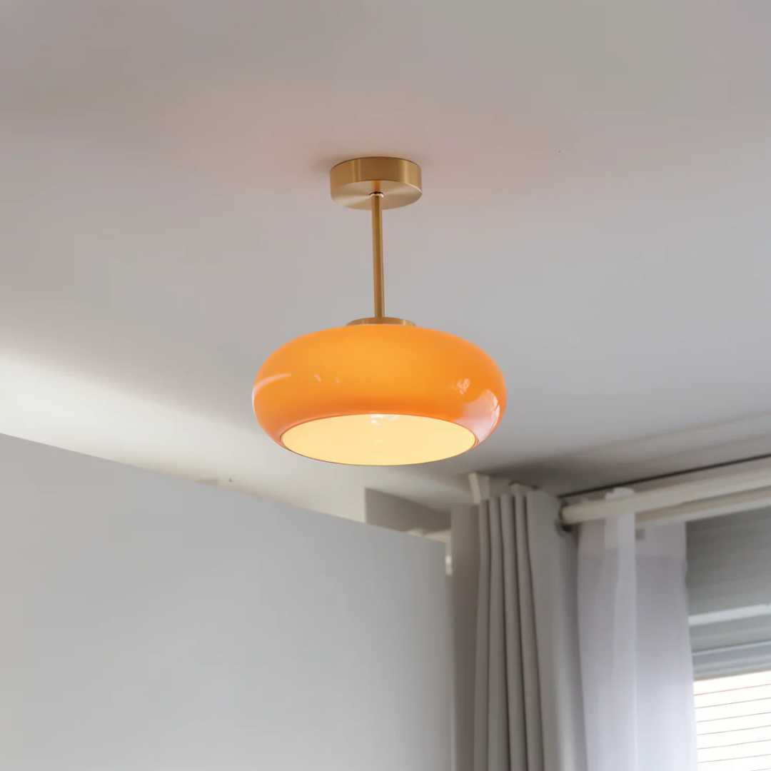 Plafondlamp van glas met ronde kap en metalen stang