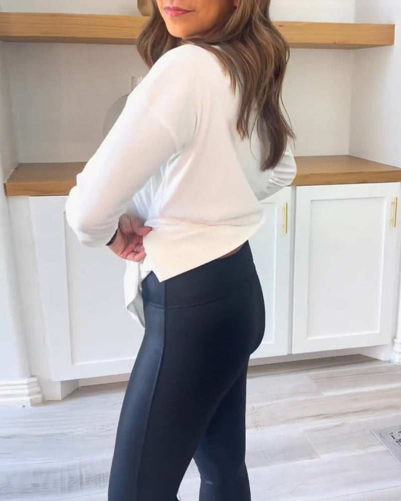 Deze veelzijdige top biedt een perfecte balans tussen stijl en comfort, ideaal voor zowel casual als meer formele gelegenheden.