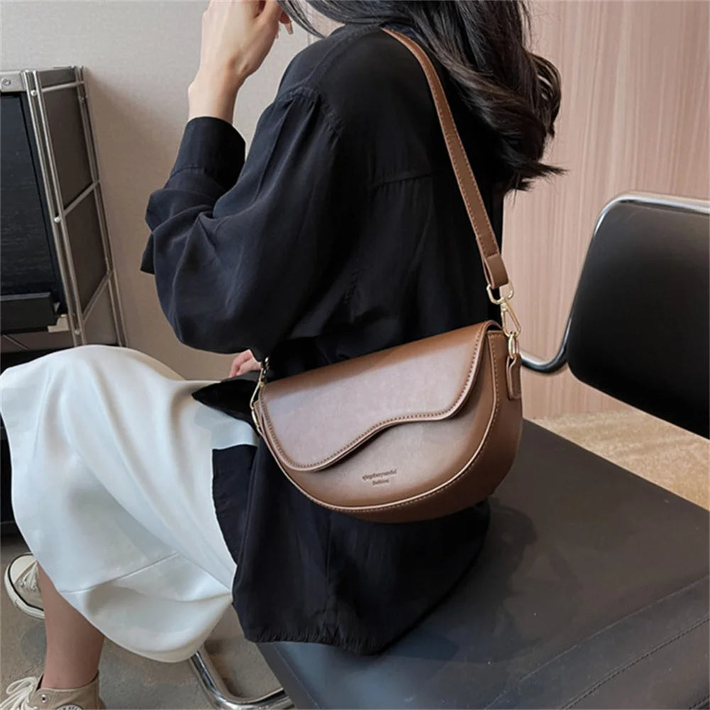 Alvya -  Schoudertas met brede riem – modern en compact