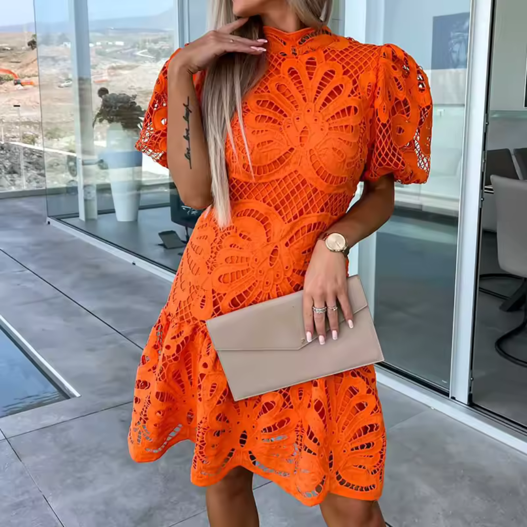 Elegante mini partyjurk met ruches en opengewerkt detail