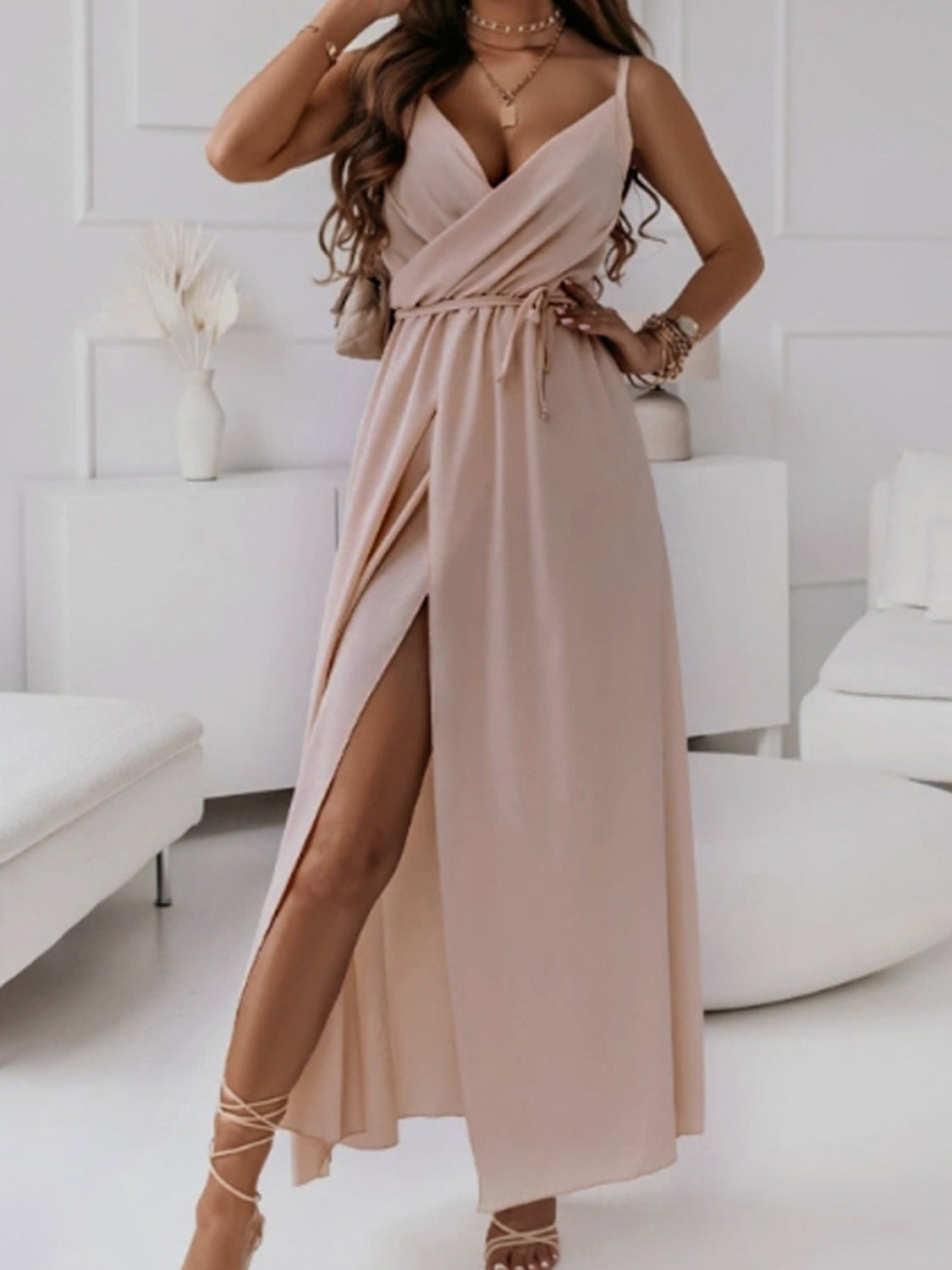 Mouwloze midi-jurk met split voor dames
