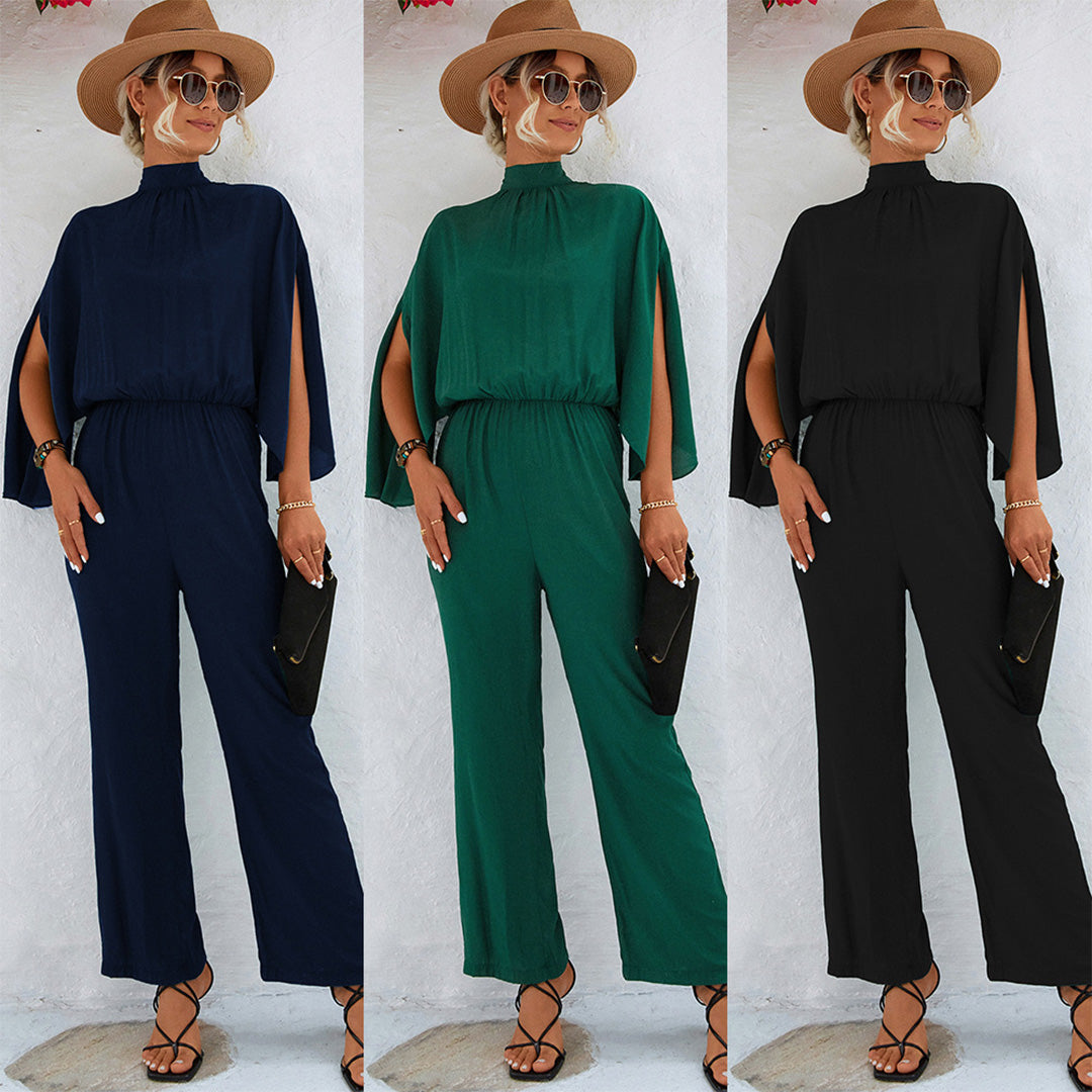 model draagt zomerse losse jumpsuit met hoge hals en wijde pijp met hakken donker groen blauw zwart