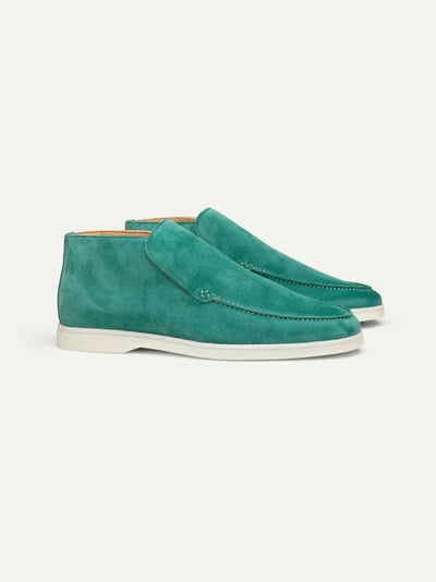 Deze hoogwaardige loafers combineren klassieke elegantie met het zachte gevoel van suede leer, waardoor ze perfect zijn voor zowel formele als informele gelegenheden.
