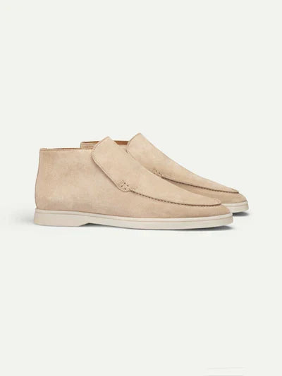 Deze hoogwaardige loafers combineren klassieke elegantie met het zachte gevoel van suede leer, waardoor ze perfect zijn voor zowel formele als informele gelegenheden.