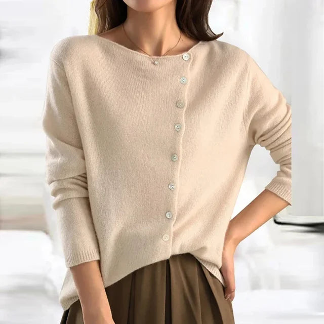 Model draagt Stijlvolle Kasjmier Lentetrui Dames cardigan  met knopen wit